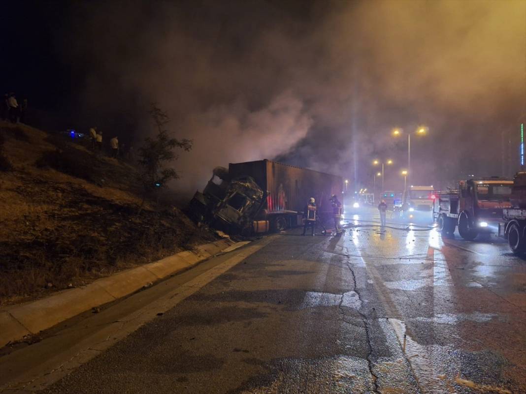 Çarpışan TIR’larda patlama oldu, yangın çıktı: 1 ölü, 1 yaralı 9